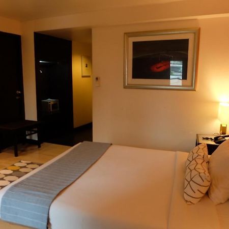 The Rose Bangkok Hotel Bagian luar foto