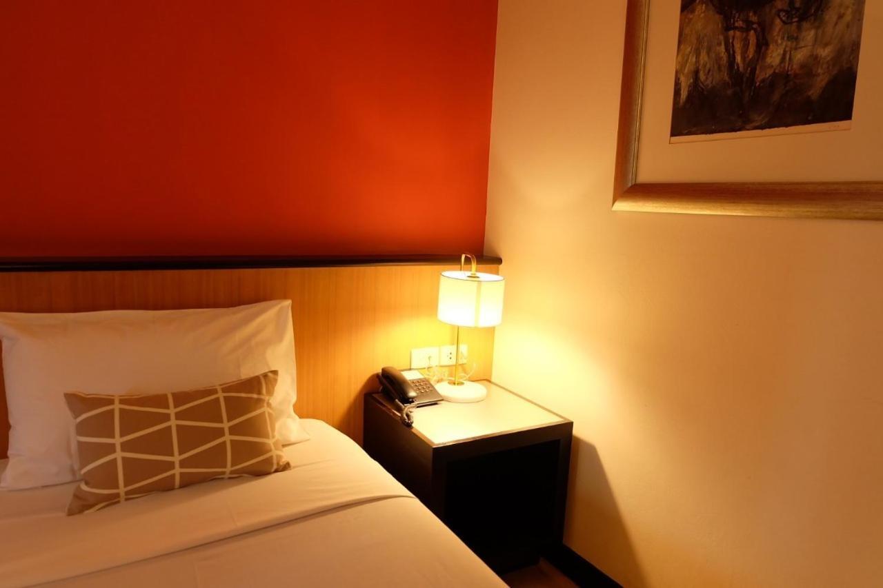 The Rose Bangkok Hotel Bagian luar foto